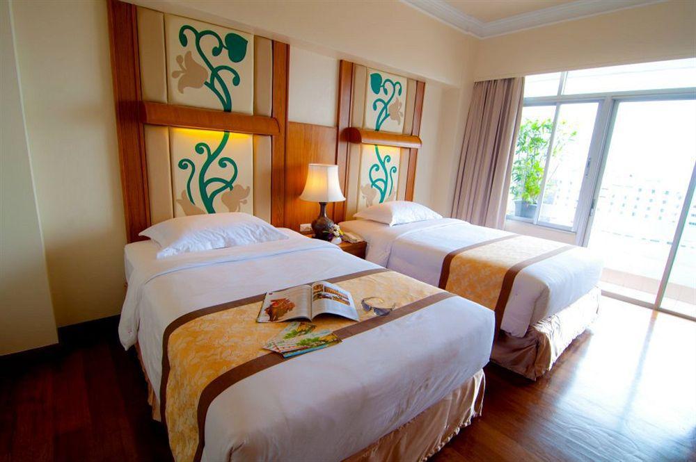 Golden Beach Hotel Pattaya Buitenkant foto