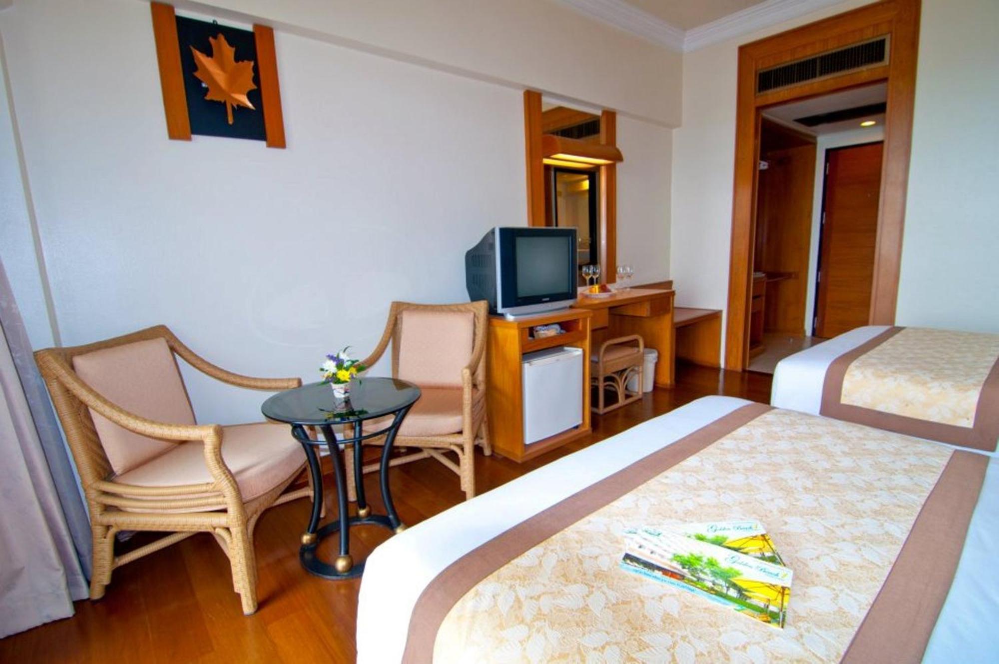 Golden Beach Hotel Pattaya Buitenkant foto