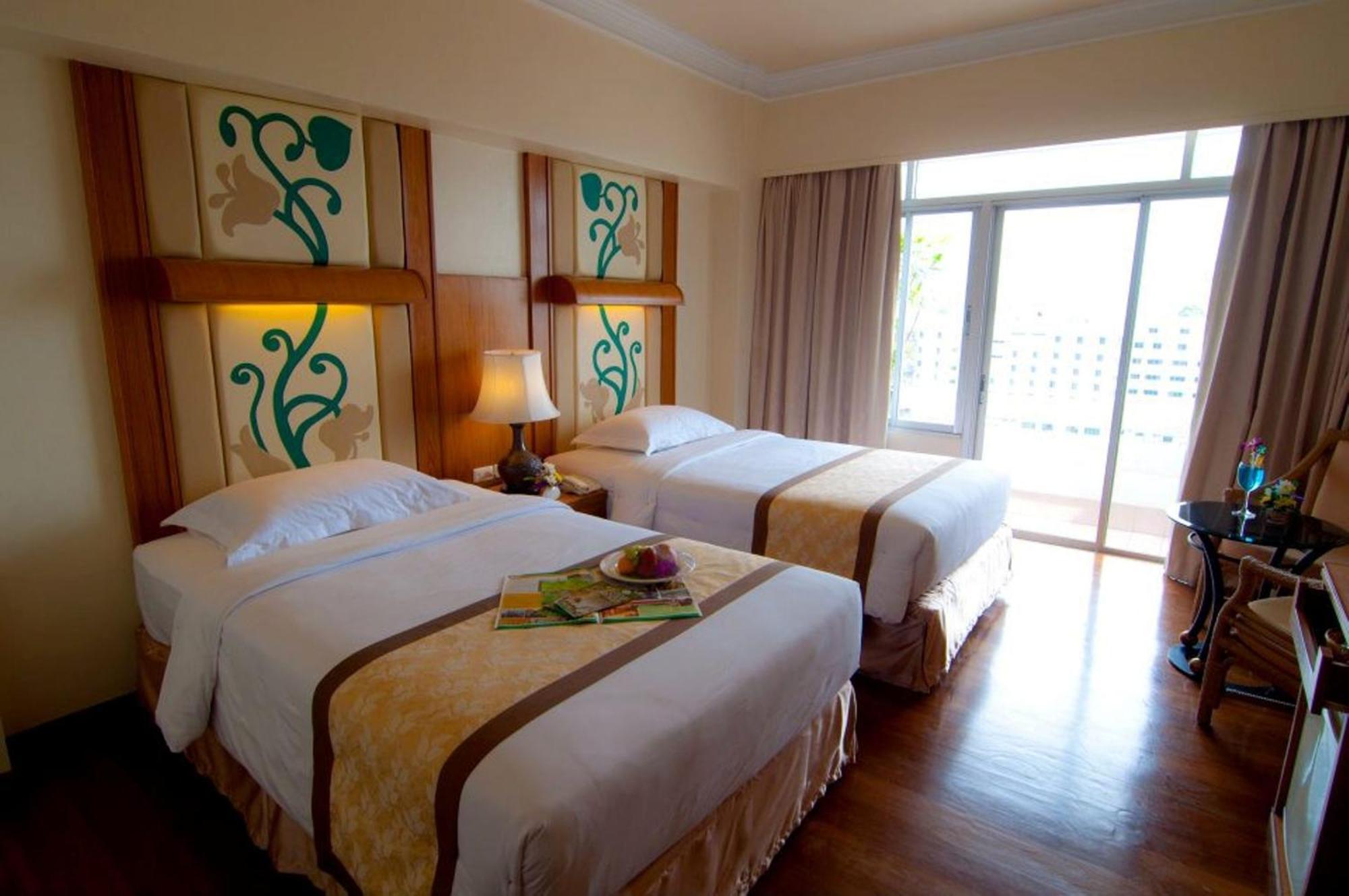 Golden Beach Hotel Pattaya Buitenkant foto
