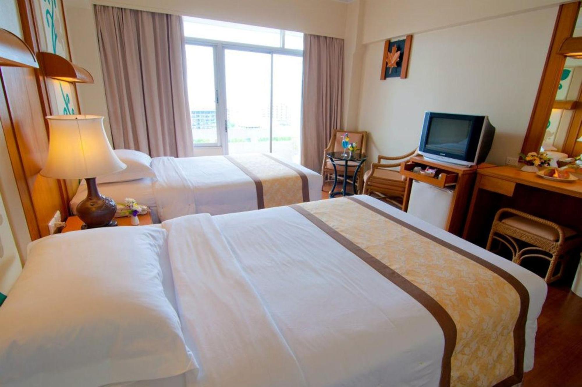 Golden Beach Hotel Pattaya Buitenkant foto