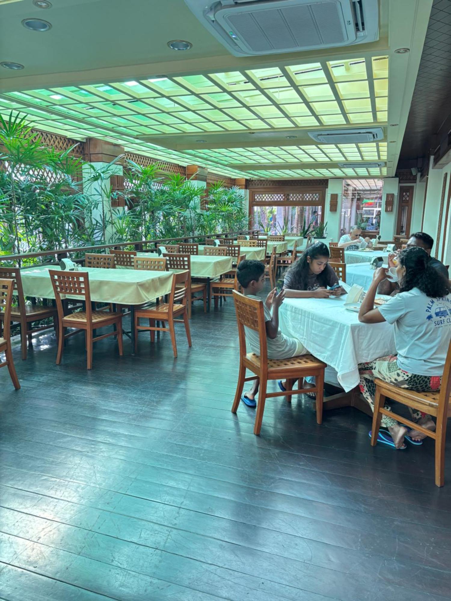 Golden Beach Hotel Pattaya Buitenkant foto
