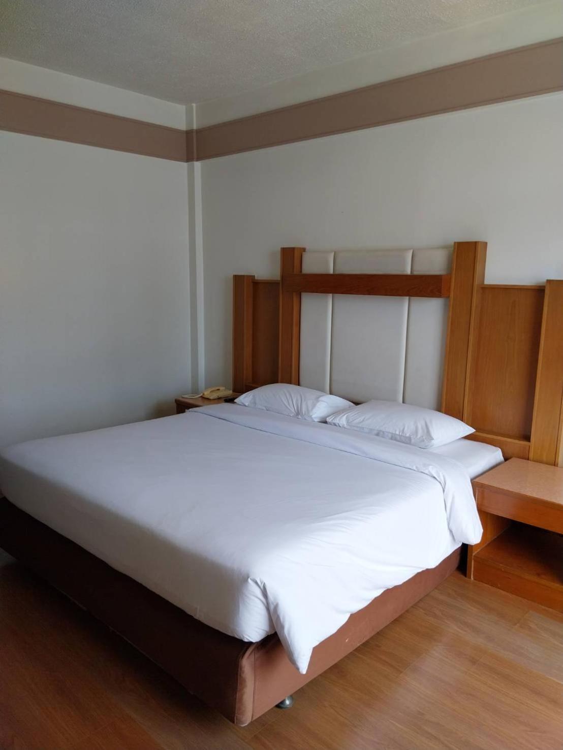 Golden Beach Hotel Pattaya Buitenkant foto