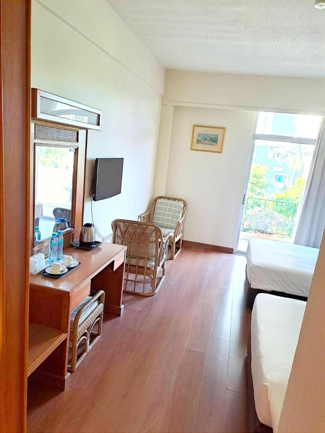Golden Beach Hotel Pattaya Buitenkant foto
