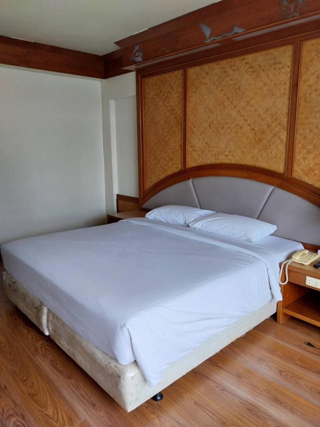 Golden Beach Hotel Pattaya Buitenkant foto
