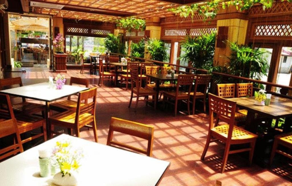Golden Beach Hotel Pattaya Buitenkant foto