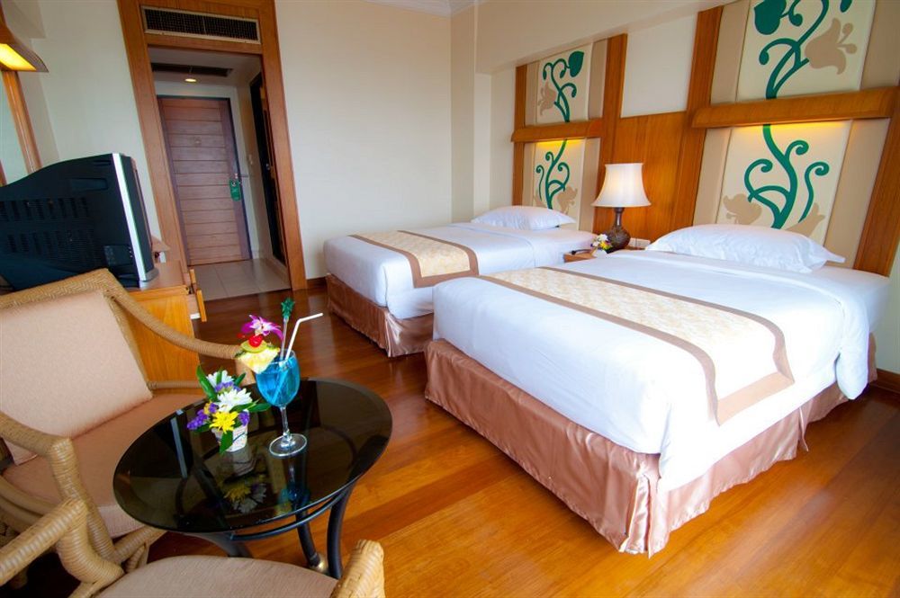 Golden Beach Hotel Pattaya Buitenkant foto