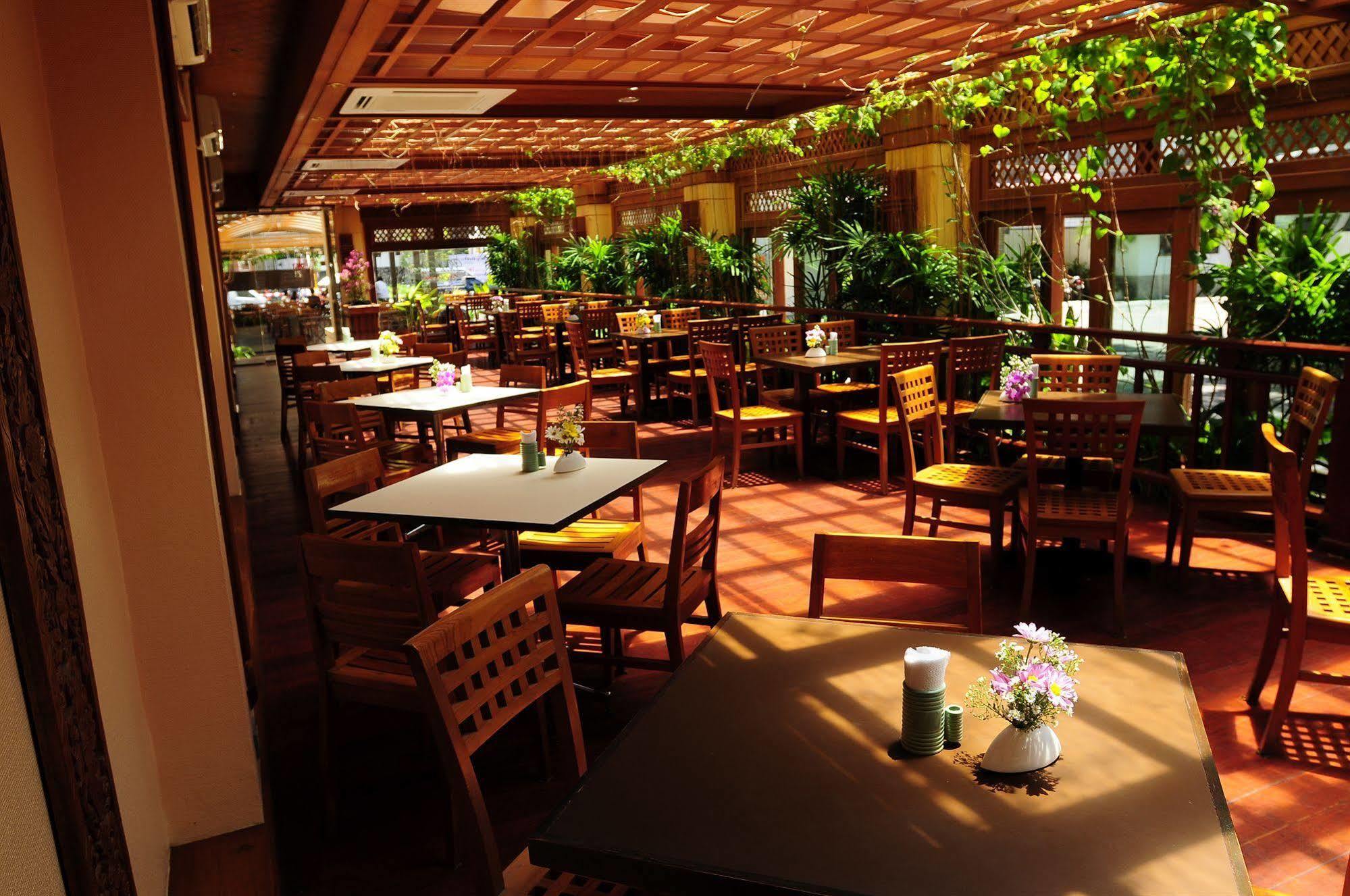 Golden Beach Hotel Pattaya Buitenkant foto