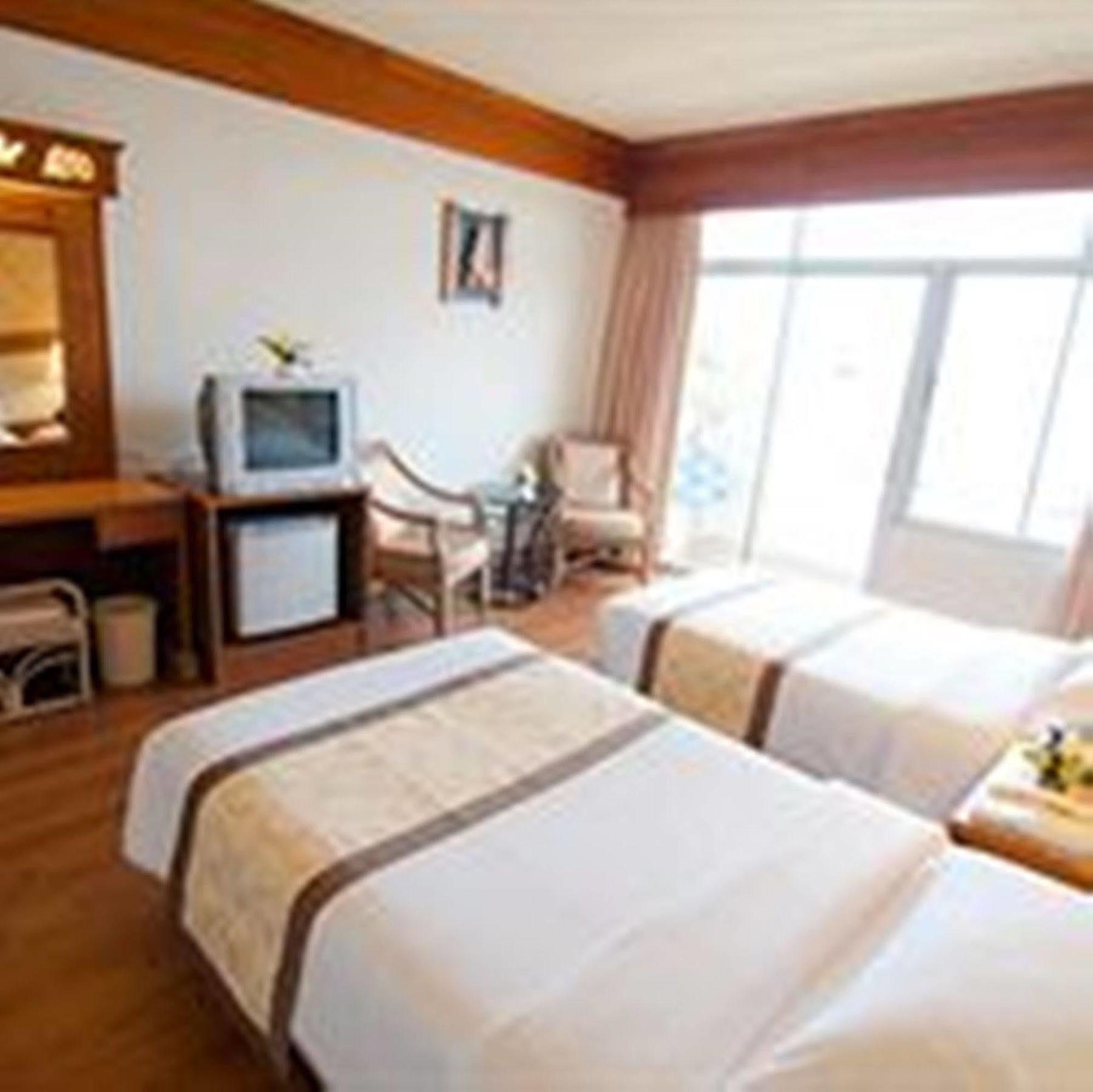 Golden Beach Hotel Pattaya Buitenkant foto