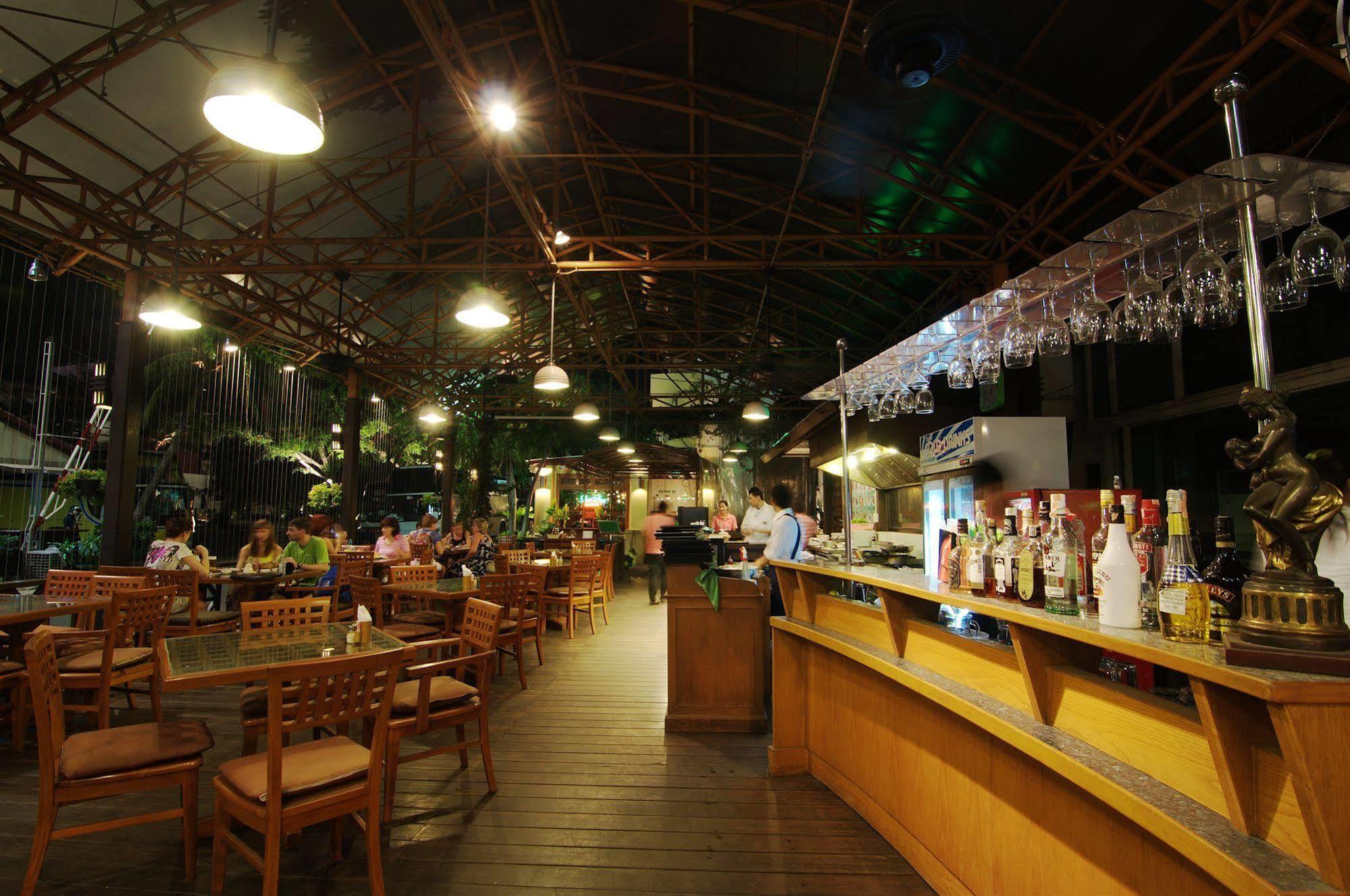 Golden Beach Hotel Pattaya Buitenkant foto